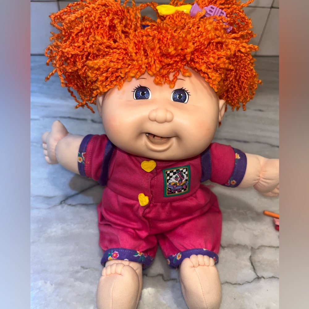 VTG CABBAGE PATCH KID COLLECTIBLE DOLL EATS FOOD W BACKPACK & OUTFIT